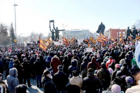 В Новосибирске на главной площади состоялся десятитысячный митинг