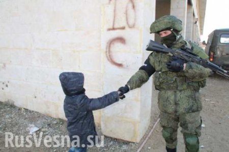 Polite people in Aleppo: Russian soldiers and Syran children  touching p ...