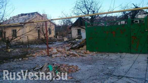 В Донецке в результате попадания снаряда ВСУ разрушен дом