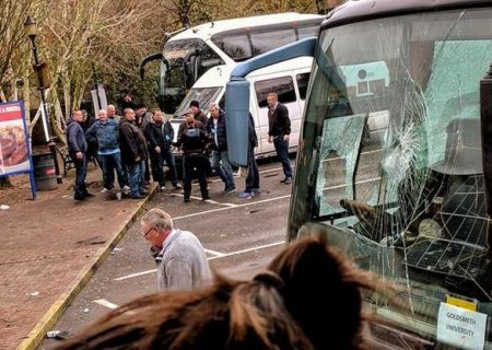 Националисты и антифашисты закидали камнями полицейских во время беспорядков в Англии