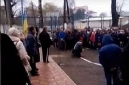Очередной скандал на Украине: Директор ПТУ ставил учеников в «позу покорности» (ВИДЕО)