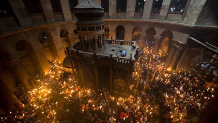 Благодатный огонь из Иерусалима доставлен в храм Христа Спасителя в Москве