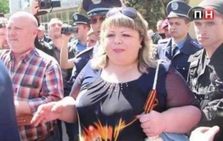 В Николаеве полиция задержала двух женщин, раздававших георгиевские ленточк ...