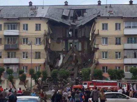 Под завалами рухнувшего подъезда дома в Междуреченске могут быть 10 человек — источник (ВИДЕО)