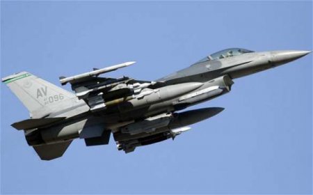 Два истребителя F-16 ВВС США столкнулись в воздухе