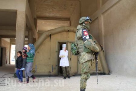 Polite people in Aleppo: Russian soldiers and Syran children  touching photos