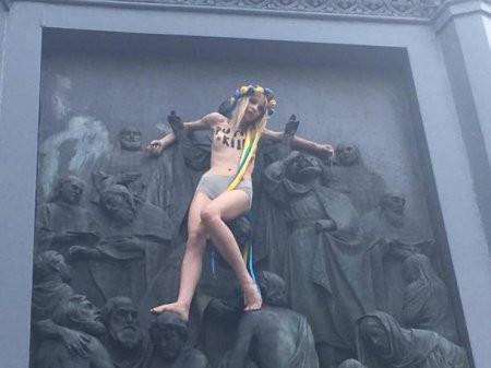  Femen        (18+)
