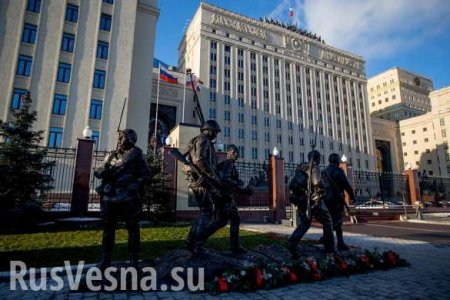 Пьяный иностранец повредил памятник «Они сражались за Родину» в Москве