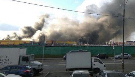 Площадь пожара в ТЦ близ района Строгино на северо-западе Москвы выросла до 3 000 квадратных метров