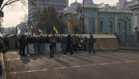 МВД Украины требует вернуть украденные митингующими щиты (ВИДЕО)
