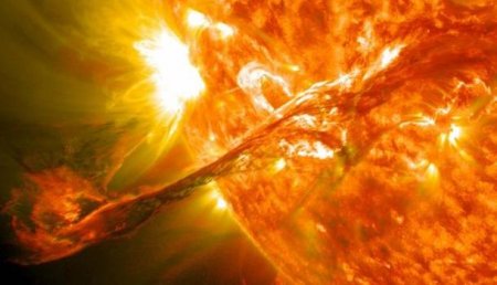 Можно увидеть с Земли: На Солнце появился протуберанец размером в полмиллиона километров