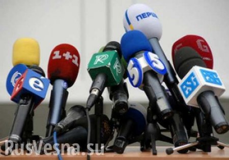 У комментаторов украинского телеканала во время матча украли микрофоны