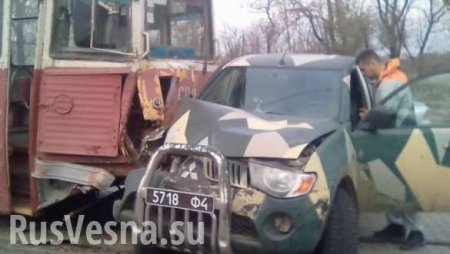 В Мариуполе трамвай «атаковал» автомобиль боевиков «Азова» (ФОТО)