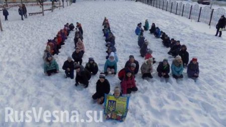 «Как кости собакам», — украинские депутаты пропиарились, бросая подарки в толпу детей (ФОТО)