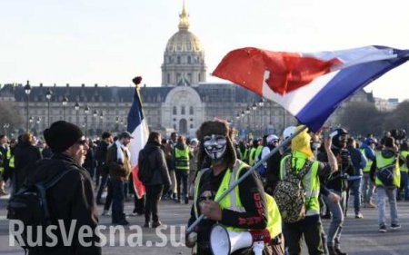 Бронетехника у Триумфальной арки: Париж сотрясают протесты (ФОТО, ВИДЕО)