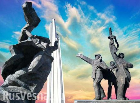 Десятки тысяч выйдут на защиту памятника Освободителям, — Русский союз Латв ...