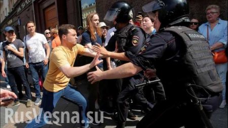 «К волонтёрам относились как к рабам»: помощник Навального о том, что происходит на митингах оппозиции (ФОТО)