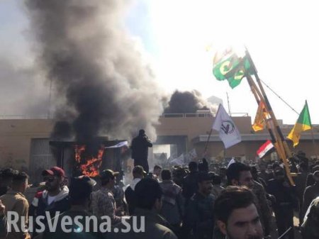 Агрессивная толпа штурмует посольство США в Ираке — есть раненые, посол бежал (ФОТО, ВИДЕО)