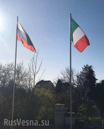 "Danke, Russland! Danke, Putin!"  die Italiener falten die EU-Fahne und entfalten die Flagge der Russischen Fo deration (FOTO, VIDEO)