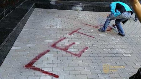 «Спонсор сепара»: неонацисты атаковали фирменный магазин Puma в Киеве (ФОТО, ВИДЕО)