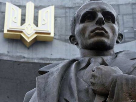 В Тернополе памятник Бандере будут круглосуточно охранять от украинцев (ФОТО)