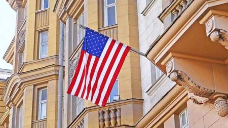 Подарков больше не будет: на посольстве США в Москве появился советский флаг (ВИДЕО)