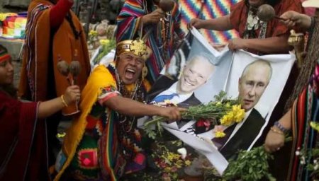 Шаманы Перу провели ритуал с портретами Путина, Байдена и Зеленского (ФОТО, ВИДЕО)