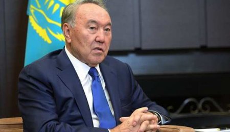 В Казахстане начали сносить памятники Назарбаеву (ВИДЕО)