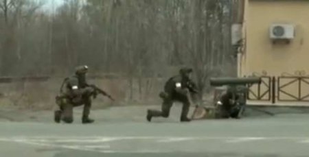 Яркие кадры: 200 спартанцев русского спецназа удерживают аэродром под Киево ...